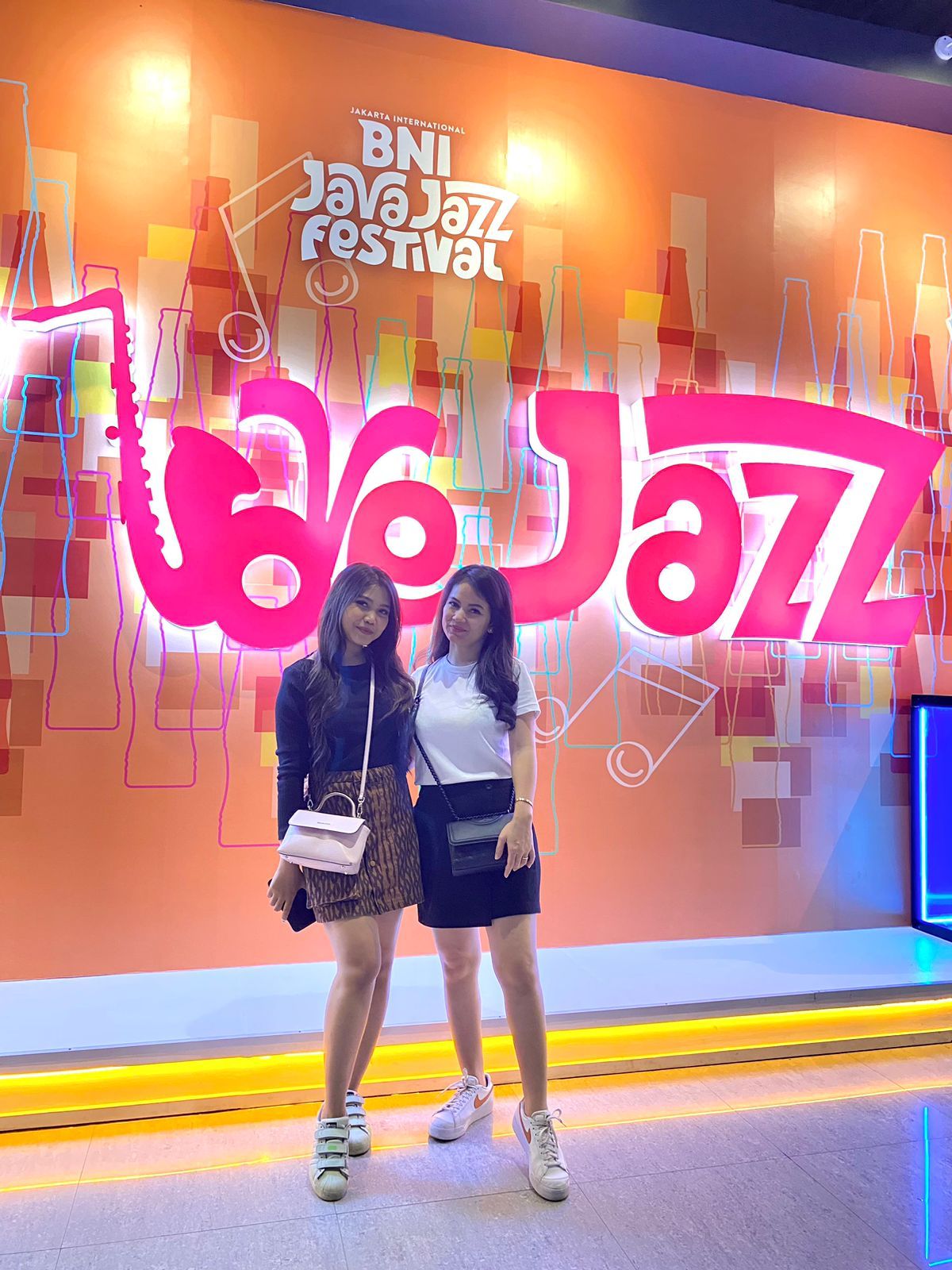 Antusiasme penikmat musik berfoto di area event BNI Java Jazz Festival 2024 pada Kemayoran, Jakarta, Hari Sabtu (25/5).