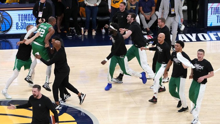 INDIANAPOLIS, INDIANA - MAY 27: The Boston Celtics celebrate after winning Game Four of the Eastern Conference Finals at Gainbridge Fieldhouse on May 27, 2024 in Indianapolis, Indiana. NOTE TO USER: User expressly acknowledges and agrees that, by downloading and or using this photograph, User is consenting to the terms and conditions of the Getty Images License Agreement. (Photo by Dylan Buell/Getty Images)