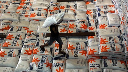 Pekerja memikul karung beras di Gudang Bulog, Medan, Sumatera Utara, Selasa (28/5/2024). Perum Bulog Kantor Wilayah Sumatera Utara menerima beras impor dari Thailand sebanyak 10 ribu ton dan dari Pakistan sebanyak 10 ribu ton. ANTARA FOTO/Yudi Manar/rwa.