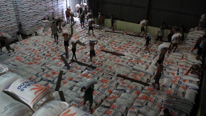 Pekerja memikul karung beras di Gudang Bulog, Medan, Sumatera Utara, Selasa (28/5/2024). Perum Bulog Kantor Wilayah Sumatera Utara menerima beras impor dari Thailand sebanyak 10 ribu ton dan dari Pakistan sebanyak 10 ribu ton. ANTARA FOTO/Yudi Manar/rwa.