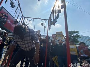 Teatrikal Keranda Merah Warnai Aksi Tolak Revisi UU Penyiaran di Bandung