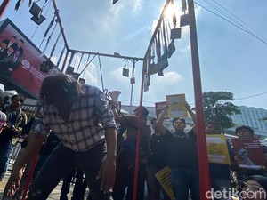 Teatrikal Keranda Merah Warnai Aksi Tolak Revisi UU Penyiaran di Bandung
