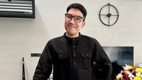 Setelah 3 tahun cerai, Desta belum berpikir untuk menikah lagi. Foto: Instagram @desta80s