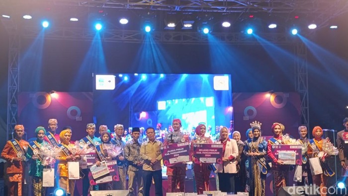 Dinas Pariwisata dan Kebudayaan (Disparbud) Kabupaten Pangandaran menetapkan Ryan dan Difa sebagai Mojang Jajaka (Moka) pinilih tahun 2024