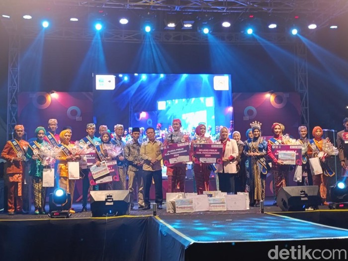 Dinas Pariwisata dan Kebudayaan (Disparbud) Kabupaten Pangandaran menetapkan Ryan dan Difa sebagai Mojang Jajaka (Moka) pinilih tahun 2024