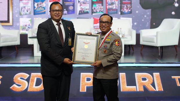 Direktur Marketing Muri Awan Rahargo memberikan penghargaan pada As SDM Kapolri Irjen Dedi Prasetyo di Jakarta Selatan (Jaksel), Selasa (28/5/2024).
