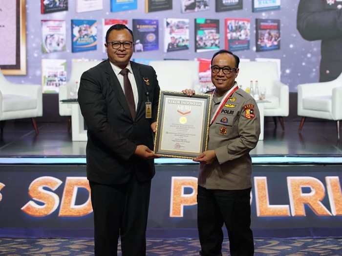 Direktur Marketing Muri Awan Rahargo memberikan penghargaan pada As SDM Kapolri Irjen Dedi Prasetyo di Jakarta Selatan (Jaksel), Selasa (28/5/2024).