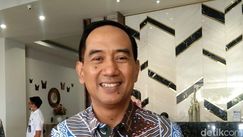 Direktur Pembinaan Peran Serta Masyarakat KPK, Brigjen Kumbul Kusdwijanto Sudjadi memberikan keterangan pers seusai membuka bimtek keluarga berintegritas di Kota Bima, NTB, Selasa, (28/5/2024). (Rafiin/detikBali)