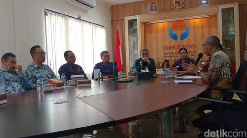 Diskusi Penerimaan Peserta Didik Baru (PPDB) di Ombudsman Bali, Selasa (28/5/2024). (Aryo Mahendro/detikBali)