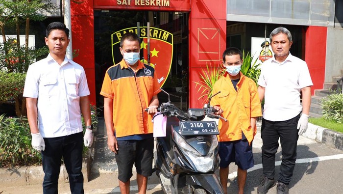 Dua dari 4 pelaku pencuri menyasar motor yang terparkir di depan rumah di Surabaya.