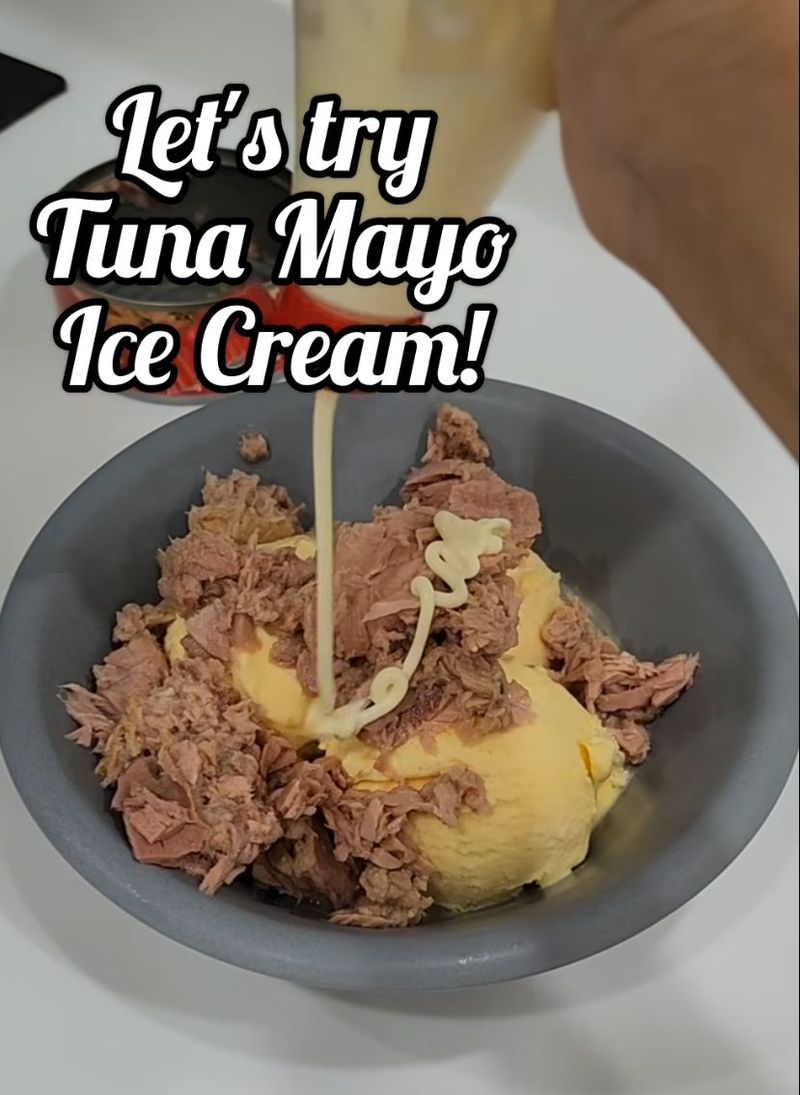 es krim nyeleneh pakai topping sarden hingga telur asin
