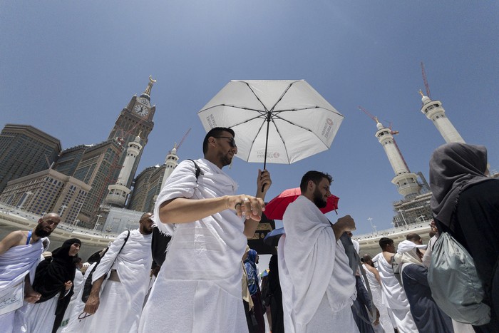 Umat Islam melaksanakan tawaf jelang berlangsung peristiwa Rashdul Qiblah atau waktu matahari tepat di atas Kabah di Masjidil Haram, Makkah, Arab Saudi, Senin (27/5/2024). Fenomena yang terjadi pada 27 Mei 2024 pukul 12.18 waktu Arab Saudi tersebut seluruh bayangan benda yang berdiri tegak lurus akan sejajar dengan arah kiblat, hal tersebut berguna dan merupakan kesempatan bagi masyarakat yang ingin mengukur serta menegaskan kebenaran arah kiblat. ANTARA FOTO/Sigid Kurniawan
