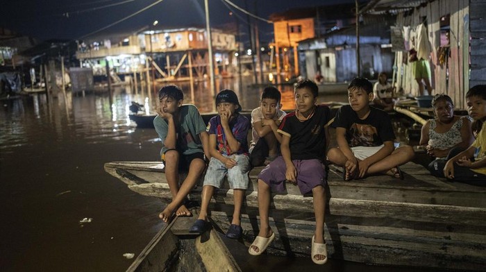 Spectators watch a film from boats during the Muyuna Floating Film Festival, showcasing films from countries with tropical forests, in the Belen neighborhood of Iquitos, Peru, on Sunday, May 26, 2024. (AP Photo/Rodrigo Abd)