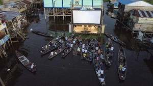 Sebuah lingkungan miskin di jantung wilayah Amazon, Peru, warganya mengesampingkan cobaan dan kesengsaraan hidup sehari-hari dan merayakan festival film internasional dengan karya-karya dari negara-negara dengan hutan tropis.