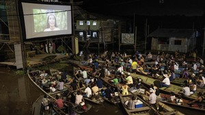 Jadi, para anggota Festival Film Terapung Muyuna – muyuna dalam bahasa Quechua berarti “pusaran air yang terbentuk di sungai-sungai besar” – memasang layar di atas bangunan kayu setinggi 10 meter (33 kaki), sehingga warga dapat menikmati film dari rumah mereka, kano atau jendela rumah.