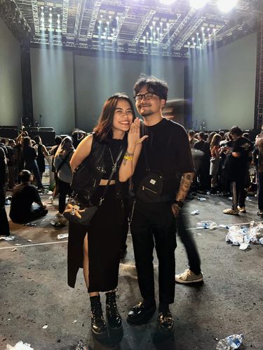Foto Advent Idham Hadi Poetra yang melamar Zevana Arga Ane Angesti saat konser Avenged Sevenfold di GBK
