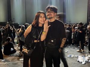 Metal Banget! Viral Pria Lamar Pacar di Konser Avenged Sevenfold di Jakarta