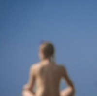 Pilihan hidupnya dengan menjadi nudist (orang yang tidak menggunakan pakaian) itu tentu saja dinilai tidak lazim dan tak jarang dikritik. Meski begitu, Lucy mengaku bahwa dia lebih nyaman tidak mengenakan baju. Foto: dok. Instagram/ @lucymuseuk