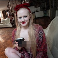 Wanita asal Wales itu menghabiskan sebagian besar waktunya tanpa busana, merasakan kebebasan yang menurutnya tak bisa didapatkan dengan mengenakan pakaian. Foto: dok. Instagram/ @lucymuseuk