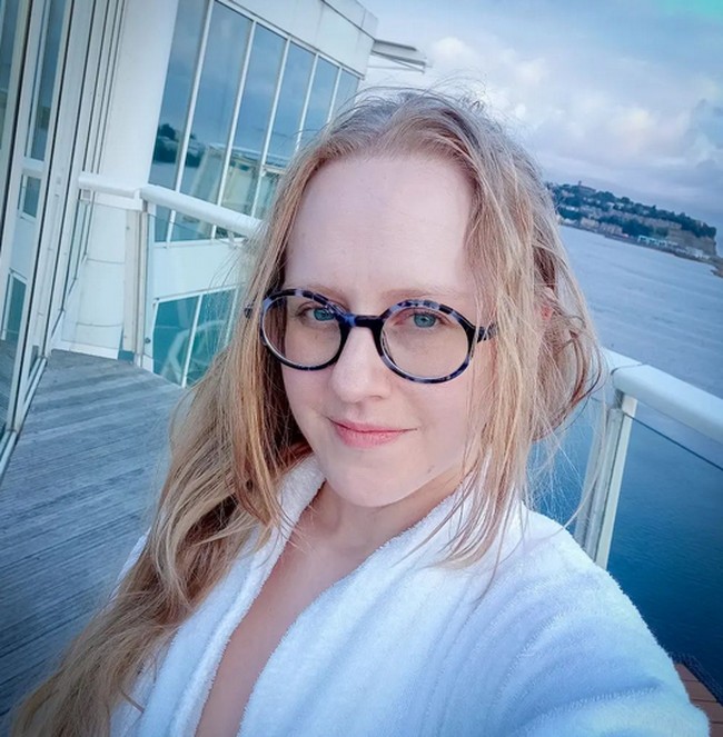 Seniman dan influencer asal Inggris Lucy Muse menantang pandangan tradisional dengan memilih gaya hidup naked. Bagi Lucy, mengenakan pakaian adalah pilihan, bukan kewajiban. Foto: dok. Instagram/ @lucymuseuk