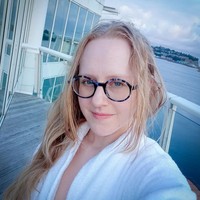 Seniman dan influencer asal Inggris Lucy Muse menantang pandangan tradisional dengan memilih gaya hidup naked. Bagi Lucy, mengenakan pakaian adalah pilihan, bukan kewajiban. Foto: dok. Instagram/ @lucymuseuk