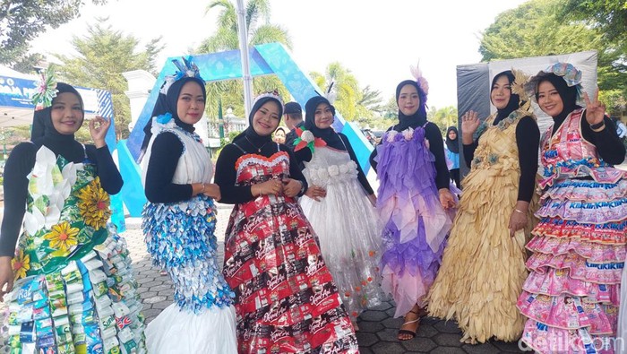 Gaun dari sampah buatan emak-emak Gadingharjo Bantul. Foto diambil Selasa (28/5/2024).