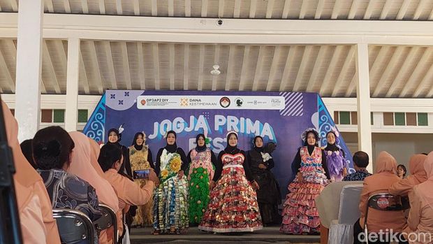 Gaun dari sampah buatan emak-emak Gadingharjo Bantul. Foto diambil Selasa (28/5/2024).