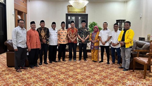 Pertemuan petinggi PKS dan Golkar NTB di Mataram pada Selasa (28/5/2024) sore.
Foto: Helmy Akbar / detikBali