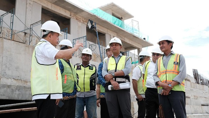 Gubernur Jambi Al Haris Ikut lakukan pengecekan stadion sepakbola SwarnaBhumi