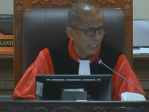 Hakim MK Soroti Cabup Janjikan Umrah Gratis: Nggak Diterima Tuhan Itu