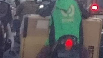 Kalau mau pesan kurir, customer harusnya berpikir lagi apakah barangnya terlalu besar? Kalau iya, coba pesannya mobil. Foto: X/txtdarionlshop