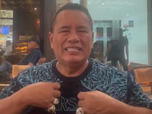 Momen Hotman Paris Mengeluh Kepanasan di Bandara Sultan Hasanuddin Makassar