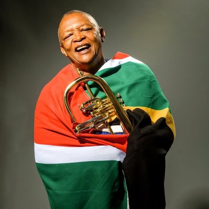 Hugh Masekala Hugh Masekala, musisi yang populerkan lagu Tapera.