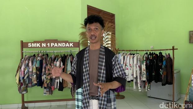 Indra Gunawan guru SMKN 1 Pandak menunjukkan hasil karya para siswanya, Selasa (28/5/2024)