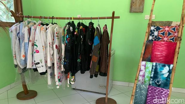 Indra Gunawan guru SMKN 1 Pandak menunjukkan hasil karya para siswanya, Selasa (28/5/2024)