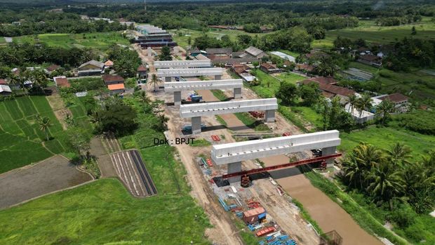 Jalan Tol Yogyakarta - Bawen sepanjang 75,12 Km merupakan bagian dari Proyek Strategis Nasional (PSN) yang nantinya akan melintasi 2 Provinsi, yaitu Provinsi Jawa Tengah sepanjang 66,32 Km dan Daerah Istimewa Yogyakarta sepanjang 8,80 Km. (Dok: PUPR)