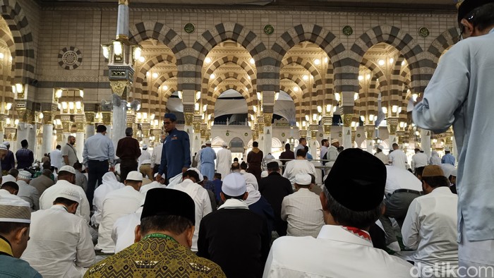 Jemaah haji khusus Maktour salat di Masjid Nabawi, Selasa (28/5/2024).