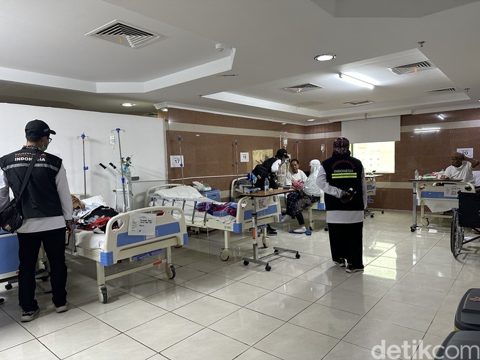 Jemaah yang dirawat di KKHI Makkah, Selasa (28/5/2024).