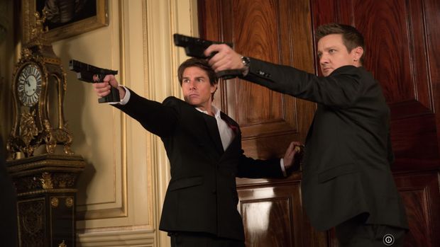Aksi Jeremy Renner di film Mission: Impossible.