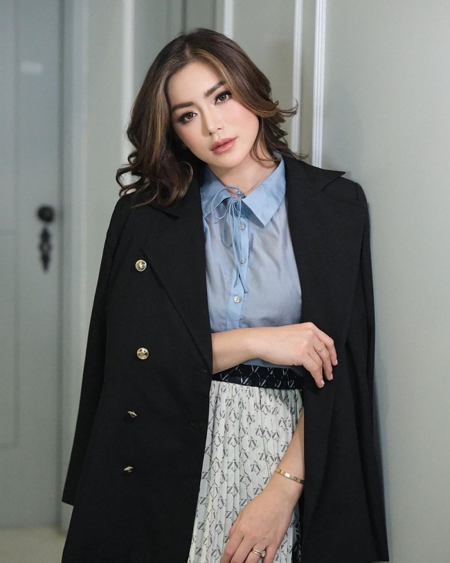 Jessica Iskandar mengaku menjalani operasi hidung di klinik Banobagi, Seoul, Korea Selatan. Operasi tersebut untuk memperbaiki rongga hidungnya yang miring. Foto: Instagram @inijedar