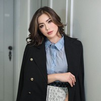 Jessica Iskandar mengaku menjalani operasi hidung di klinik Banobagi, Seoul, Korea Selatan. Operasi tersebut untuk memperbaiki rongga hidungnya yang miring. Foto: Instagram @inijedar