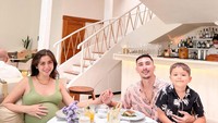 Momen harmonis keluarga Jedar juga tampak ketika menikmati hidangan di restoran. Mereka menikmati barramundi panggang. Foto: Instagram @inijedar
