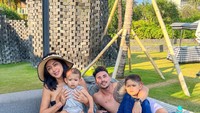 Momen keluarga kecil Jessica Iskandar juga tampak harmonis. Ini momen mereka berjemur sambil menikmati sarapan di sebuah resort. Foto: Instagram @inijedar