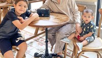 Jedar juga sering mengajak anak-anaknya ke sebuah kafe. Begini momen mereka bertiga saat berada di kafe menunggu pesanan. Foto: Instagram @inijedar