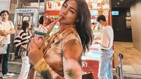 Saat liburan di Jepang, Jessica Iskandar membagikan momen kulinernya. Ia tampak menikmati segelas segar milkshake rasa stroberi. Foto: Instagram @inijedar