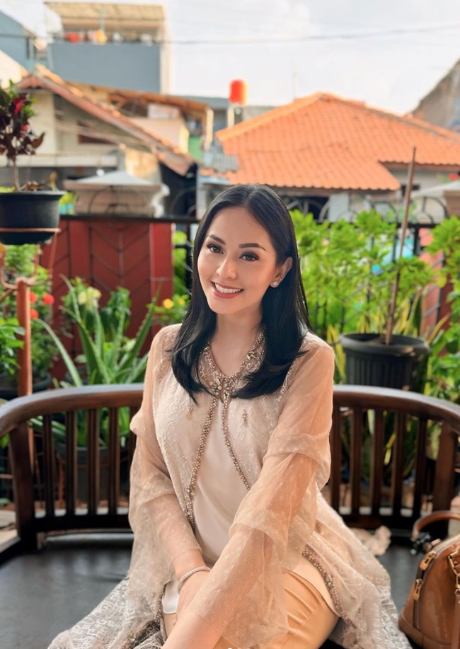 Boris Bokir sendiri diketahui baru bercerai setahun yang lalu dengan mantan istrinya, Irma Purba. Sosok kekasih baru Boris, Jessica pun berhasil bikin tak sedikit netizen penasaran. Dilihat dari akun Instagramnya, Jessica tampak cukup aktif membagikan foto-foto kegiatannya. Hingga kini ia sudah berhasil mengumpulkan lebih dari 35,9 ribu pengikut di Instagram. Foto: Instagram/@jessicajuliantiano