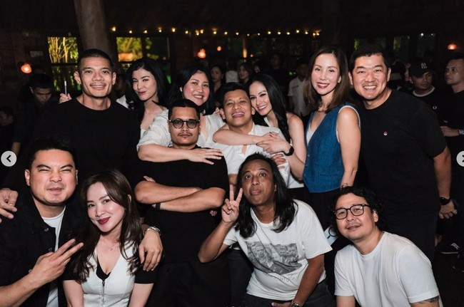 Sebagai pacar baru Boris, Jessica tampaknya sudah cukup dekat dengan sahabat Boris Bokir. Ia juga setia menemani Boris kala bertemu dengan para sahabatnya. Foto: Instagram/@jessicajuliantiano