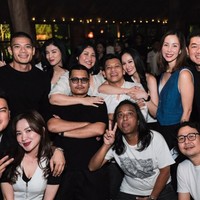 Sebagai pacar baru Boris, Jessica tampaknya sudah cukup dekat dengan sahabat Boris Bokir. Ia juga setia menemani Boris kala bertemu dengan para sahabatnya. Foto: Instagram/@jessicajuliantiano