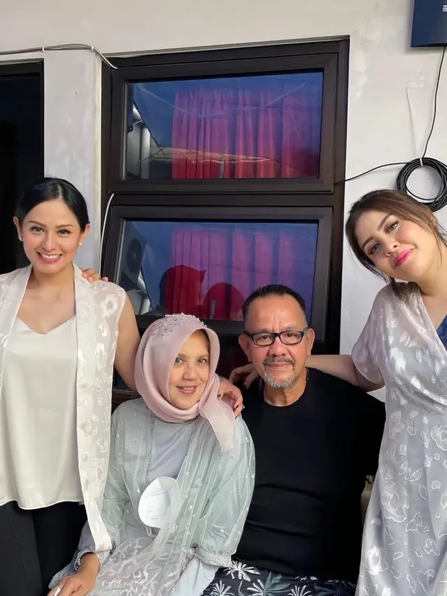 Potret Jessica bersama kedua orangtuanya, Linda Rully dan Rully Agustiano yang selalu harmonis hingga saat ini. Foto: Instagram/@jessicajuliantiano
