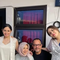 Potret Jessica bersama kedua orangtuanya, Linda Rully dan Rully Agustiano yang selalu harmonis hingga saat ini. Foto: Instagram/@jessicajuliantiano